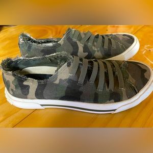 Camo Rocket Dogs size 7